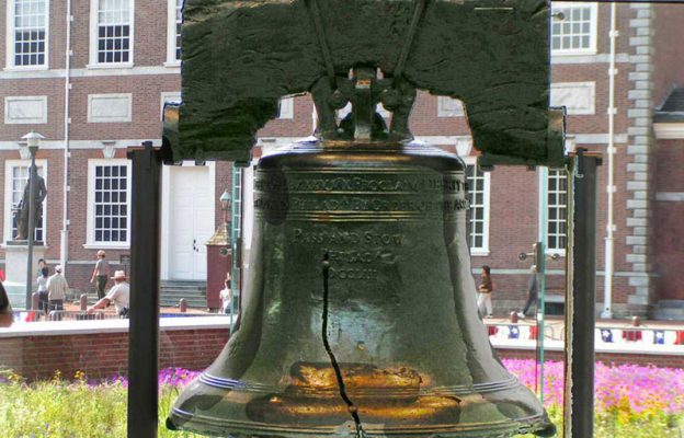 Ngay đối diện Tòa nhà Độc lập, chuông Tự do là biểu tượng quan trọng của Philadelphia