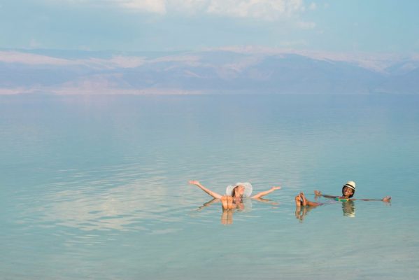 Du khách thư giãn ở Biển Chết, Jordan. Ảnh: RuslanDashinsky / Getty Images